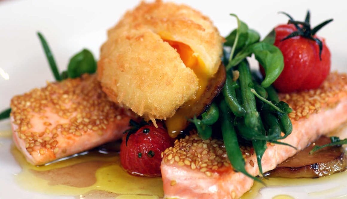 Tavada kızarmış susamlı Norveç somonu