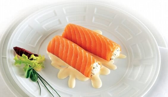 Keçi peyniri ve frenk soğanlı marine somon ruloları