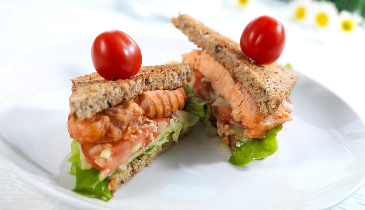 Izgara somonlu sandviç