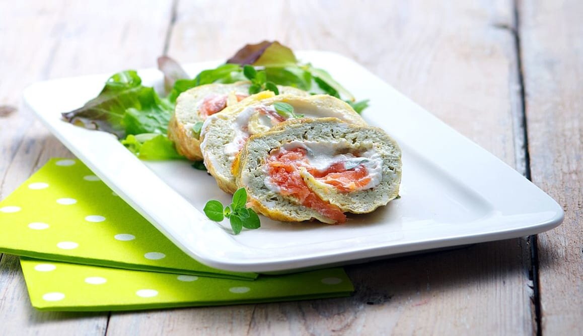 Smoked salmon roll with omelet and herb goat's cheese