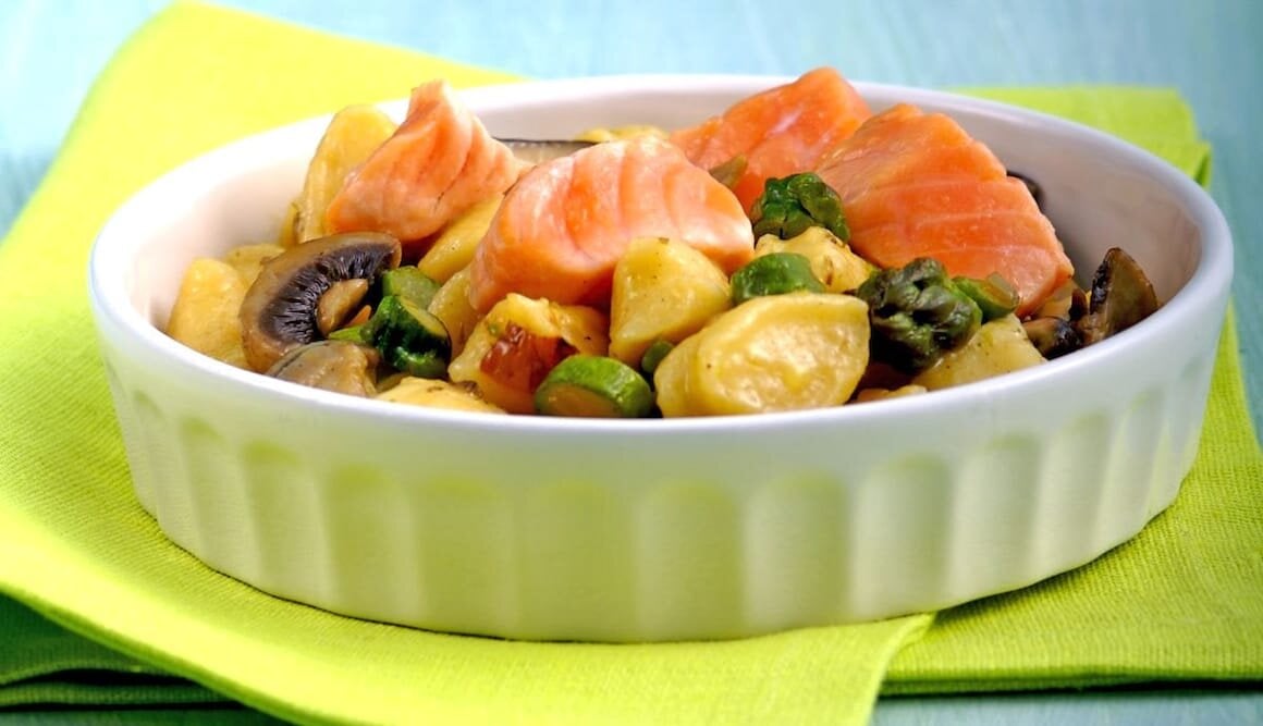 Norveç somonlu, lor peynirli, mantarlı ve kuşkonmazlı gnocchi