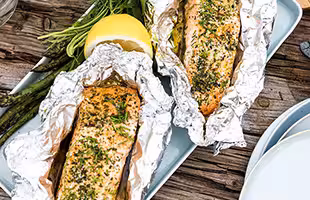 Norwegian salmon grilled in foil with vegetables