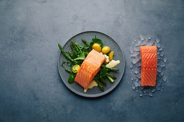 Pan fried Norwegian salmon with green asparagus | Seafood from Norway