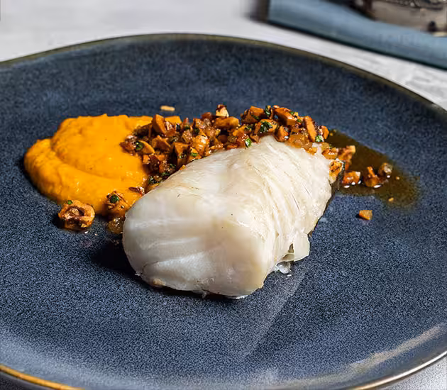  Norwegian skrei with carrot puree, hazelnuts and bacon  (norwegian skrei, carrot puree, bacon)