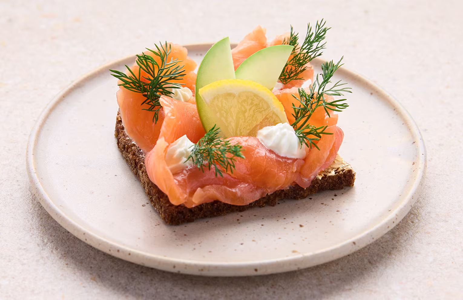 Sandwich with smoked salmon and cream cheese