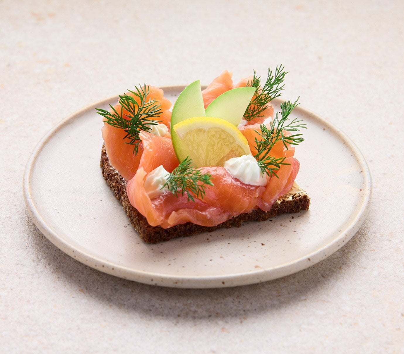 Sandwich with smoked salmon and cream cheese