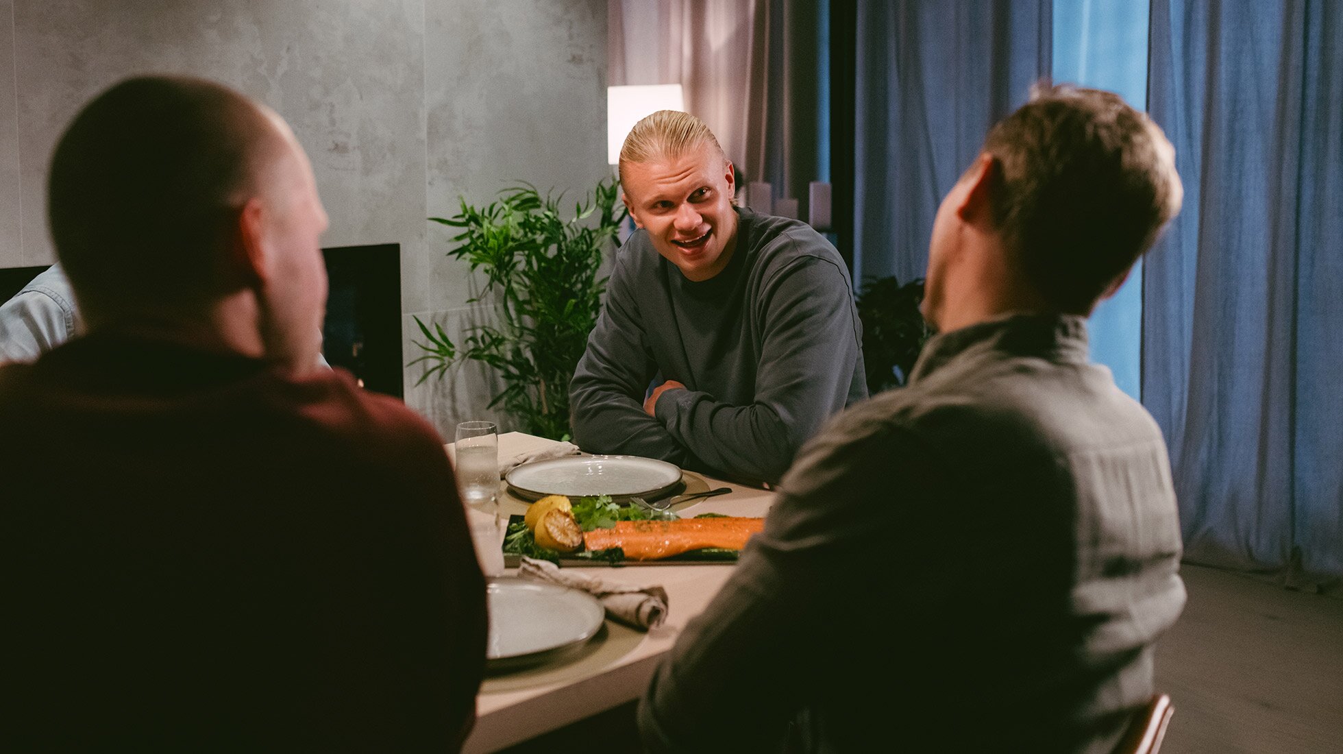 Erling Haaland and two friends around the table